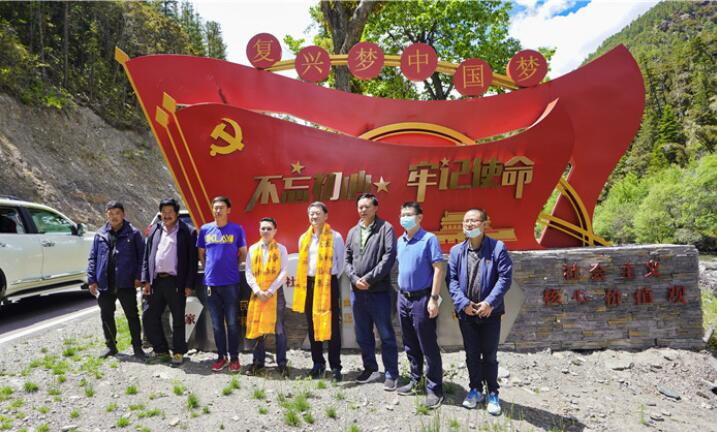 尊龙凯时集团党委书记、董事长任丁率队赴麻格同村推进对口帮扶工作