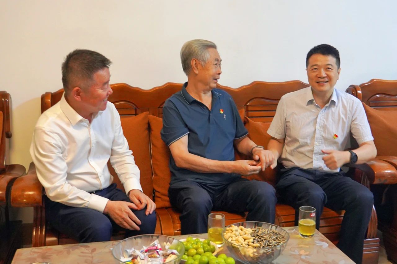 省尊龙凯时集团党委书记、董事长游勇开展“七一”走访