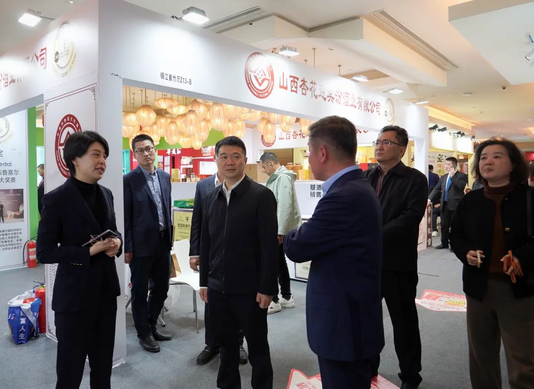 省尊龙凯时集团党委书记、董事长游勇率队到2025锦江宾馆春季酒类商务洽谈会现场检查指导重点工作